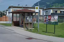 Holzwarteh�uschen der Haltestelle Vomp Altmahd. Aufgenommen 14.6.2017.