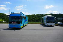 Teamcar des Tour de Suisse Teilnehmenden Team Astana und Dimension Data am 17.6.17 vor dem Rennen in Schaffhausen.