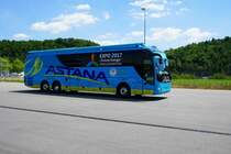 Astana Teamcar bei der fahrt auf den Standplatz wärend des Tour de Suisse Rennens in Schaffhausen.