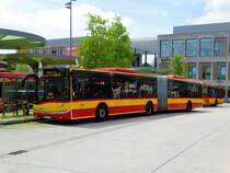 HSB Solaris Urbino 18 Wagen 73 mit Fähnchen zum Brüder Grimm Festspielen am 23.06.17 in Hanau Freiheitsplatz