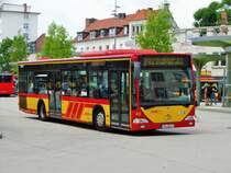 HSB Mercedes Benz Citaro 1 Wagen 43 mit Fähnchen zum Brüder Grimm Festspielen am 23.06.17 in Hanau Freiheitsplatz