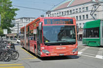 Mercedes Citaro 7050, mit der easy Jet Werbung, fährt zur Endstation der Linie 50 am Bahnhof SBB. Die Aufnahme stammt vom 22.06.2017.