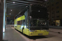 Van Hool TDX27 Astromega von �tztaler, IM-OVG18, ist nachts am Busbahnhof Innsbruck abgestellt. Dieser Bus kommt �blicherweise auf dem Schnellkurs 960X Innsbruck - Lienz zum Einsatz. Aufgenommen 19.6.2017.