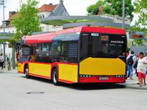 HSB Solaris Urbino 12 Wagen 17 mit Fähnchen zum Brüder Grimm Festspielen am 23.06.17 in Hanau Freiheitsplatz