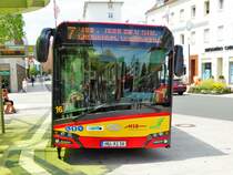 HSB Solaris Urbino 12 Wagen 16 mit Fähnchen zum Brüder Grimm Festspielen am 23.06.17 in Hanau Freiheitsplatz