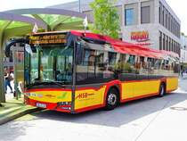 HSB Solaris Urbino 12 Wagen 16 mit Fähnchen zum Brüder Grimm Festspielen am 23.06.17 in Hanau Freiheitsplatz