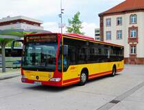 HSB Mercedes Benz Citaro 1 Facelift Wagen 33 mit Fähnchen zum Brüder Grimm Festspielen am 23.06.17 in Hanau Freiheitsplatz