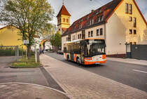Ein SOLARIS Urbino 8,6 fährt am 13.4.2017 nahe der Haltestelle Käfertal, Käfertalschule vorüber. Unterwegs war der Bus auf der Linie 53 (Käfertal, Bahnhof - Käfertal, Käfertaler Wald - Diffenébrücke - Luzenberg - Mannheim, Kurpfalzbrücke).