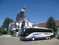 Setra S 516 HD der Firma Völkert aus Hörstel - Riesenbeck am 18.6.2017 vor dem Kunsthaus in Abensberg.