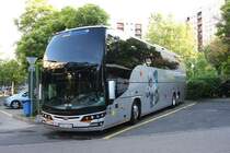 Volvo Glory Reisebus aus Spanien auf dem Parkplatz des Hotel Helia in Budapest am 19.6.2017.
