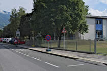 Wegen Bauarbeiten f�r die Stra�enbahnerweiterung (Regionalbahn) und der damit verbundenen Sperre der Sch�tzenstra�e in Innsbruck wurde f�r die Buslinie O die Ersatzhaltestelle Rotadlerstra�e eingerichtet. Aufgenommen 25.6.2017.