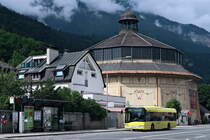 Solaris Urbino der Linie 503, Bus IL-577IZ, an der Haltestelle M�hlauer Br�cke in Innsbruck vor dem ehemaligen und nunmehr funktionslos gewordenen Riesenrundgem�lde. Die Linie 503 verkehrt nur zu Randzeiten, bzw. Sonn- und Feiertags ganzt�tig. Aufgenommen 25.6.2017.