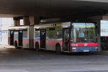 NG243M18 8250 wartet seine Pausenzeit auf der Linie 26A in Kagran ab, 11.05.2012