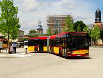 HSB Solaris Urbino 18 Wagen 84 mit Fähnchen zum Brüder Grimm Festspielen am 23.06.17 in Hanau Freiheitsplatz