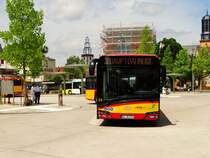 HSB Solaris Urbino 18 Wagen 84 mit Fähnchen zum Brüder Grimm Festspielen am 23.06.17 in Hanau Freiheitsplatz