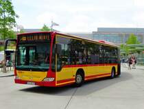 HSB Mercedes Benz Citaro 1 Facelift G Wagen 93 mit Fähnchen zum Brüder Grimm Festspielen am 23.06.17 in Hanau Freiheitsplatz