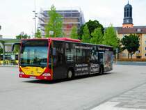 HSB Mercedes Benz Citaro 1 Wagen 39 mit Fähnchen zum Brüder Grimm Festspielen am 23.06.17 in Hanau Freiheitsplatz