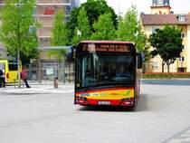 HSB Solaris Urbino 12 Wagen 16 mit Fähnchen zum Brüder Grimm Festspielen am 23.06.17 in Hanau Freiheitsplatz