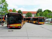 HSB Solaris Urbino 18 Wagen 82 und Mercedes Benz Citaro 1 Facelift G Wagen 97 mit Fähnchen zum Brüder Grimm Festspielen am 23.06.17 in Hanau Freiheitsplatz