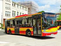 HSB Solaris Urbino 18 Wagen 72 mit Fähnchen zum Brüder Grimm Festspielen am 23.06.17 in Hanau Freiheitsplatz