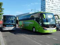 Setra 516 HD von Rapp aus Deutschland und Setra 516 HD von Flixbus/Prima Klima Reisen aus Deutschland in Berlin am 07.06.2016