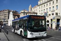 Frankreich / Stadtbus Marseille: Midibus Heuliez GX 127 (Wagen 257) von RTM (Régie des Transports Metropolitains) Marseille, aufgenommen im April 2017 am alten Hafen (Vieux Port) von Marseille.