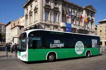 Frankreich / Stadtbus Marseille: Elektrobus Irizar i2e (Wagen 1803) von RTM (Régie des Transports Metropolitains) Marseille, aufgenommen im April 2017 am alten Hafen (Vieux Port) von Marseille.