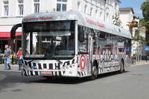 batteriebetriebener Elektrobus der Firma Sileo als Line 37 von Diedrichshagen nach Warnemünde Werft in Höhe Warnemünde-Kirchenplatz.08.07.2017