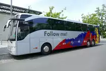 Mercedes Benz Tourismo 'Follow me' für (Flixbus) /PL am Hardenbergplatz in Berlin, Juni 2017.