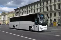 KingLong Reisebus auf dem Newski-Prospekt (Невский проспект) in St. Petersburg, 16.7.17