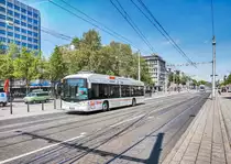 Ein HESS-Elekrobus der rnv fährt am 20.4.2017 nahe der Haltestelle Mannheim Hauptbahnhof vorüber.
Unterwegs war der Bus von Mannheim, Wasserturm nach Lindenhof, Lindenhofplatz, als SEV für die Tram-Linie 3, da diese den Hauptbahnhof aufgrund einer Baustelle umfährt.