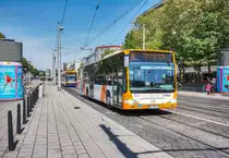Ein Mercedes-Benz O530 II der rnv fährt am 20.4.2017 nahe der Haltestelle Mannheim Hauptbahnhof vorüber.
Unterwegs war der Bus auf der Linie 60 (Mannheim Oststadt Lanzvilla - Mannheim Hauptbahnhof).