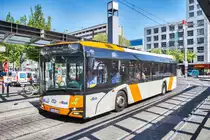 Ein New SOLARIS Urbino 12 von vBUS hält am 20.4.2017 in der Haltestelle Mannheim Hauptbahnhof.
Unterwegs war der Bus von Mannheim, Wasserturm nach Lindenhof, Lindenhofplatz, als SEV für die Tram-Linie 3, da diese den Hauptbahnhof aufgrund einer Baustelle umfährt.