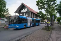 Schienenersatzverkehr in Kaufungen. Die Bahnstrecke war ein Wochenende gesperrt und so verkehrten anstelle der StraBa Linie 4 zwischen Kaufungen Papierfabrick und Helsa Gelenkbusse der KVG im SEV. Hier ist Bus 149, Solaris Urbino 18, durch Niederkaufungen unterwegs. 07.07.2017 