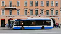 Trolsa 5265 Megapolis Oberleitungsbus auf dem Newski-Prospekt (Невский проспект) in St. Petersburg, 16.7.17 