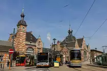 Am 20.04.2017 trafen sich an der Haltestelle Schaerbeek Gare (Schaarbeek Station) der Citaro C2 9815 auf der Linie 59 in Richtung Hopital Etterbeek-Ixelles und der Flexity Outlook 3024 auf der Linie 92 in Richtung Fort-Jaco