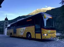 Irisbus Crossway am 7.8.17 vor dem Bahnhof St. Niklaus, kurz vor der Abfahrt nach Grächen.