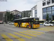 Postauto/PU Chiesa TI 23599 (Iveco Irisbus Crossway 12) am 21.7.2017 beim Bhf. Locarno