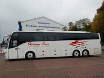 Volvo 9900 von Hisinge Buss aus Schweden im Stadthafen Sassnitz am 22.10.2016