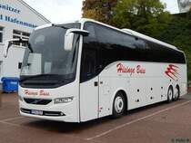 Volvo 9900 von Hisinge Buss aus Schweden im Stadthafen Sassnitz am 22.10.2016