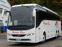 Volvo 9900 von Hisinge Buss aus Schweden im Stadthafen Sassnitz am 22.10.2016