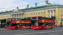 Zwei Stadtrundfahrt-Busse auf Volvo-Basis neben der Isaak-Kathedrale in St. Petersburg, 12.8.17