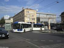 tl Nr. 573 (VanHool AG300) am 3.8.2017 beim Bhf. Lausanne