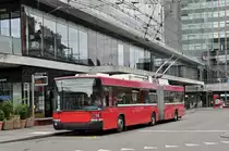 NAW Hess Trolleybus 16, auf der Linie 20, bedient die Haltestelle beim Bahnhof Bern. Die Aufnahme stammt vom 09.06.2017.