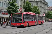 Mercedes Citaro 857, auf der Linie 10, fährt zur Haltestelle beim Bahnhof Bern. Die Aufnahme stammt vom 09.06.2017.