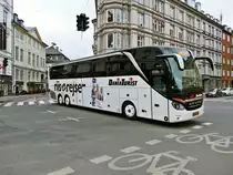 Setra S 517 HDH von 'Dania Tourist -riis rejse' /DK, im Zentrum von Kopenhagen im August 2017.