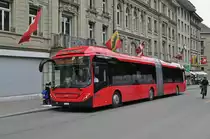 Volvo Hybrid Bus 883, auf der Linie 10, bedient die Haltestelle Bubenbergplatz. Die Aufnahme stammt vom 09.06.2017.
