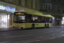 Shuttle zur Langen Nacht der Museen wartet am 7.10.2017 in Innsbruck am Burggraben auf den nächsten Einsatz. Diese Linie bedient die regionalen Museen bis Jenbach und wird von einem Bus der innbus Regionalverkehr, einer Tochtergesellschaft der Innsbrucker Verkehrsbetriebe, in VVT-Regiobus Lackierung bedient.