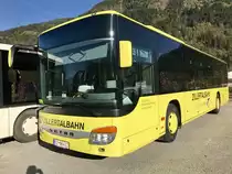 Eine 415 NF Setra der Zillertalbahn am 11.10.17 beim Bhf Uderns parkiert.