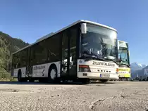 Setra 315 NF der Zillertalbahn am 11.10.17 beim Bhf Uderns parkiert.